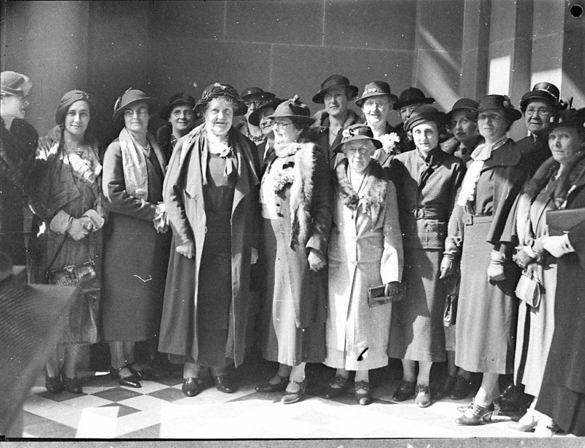 Large group of women (1935)