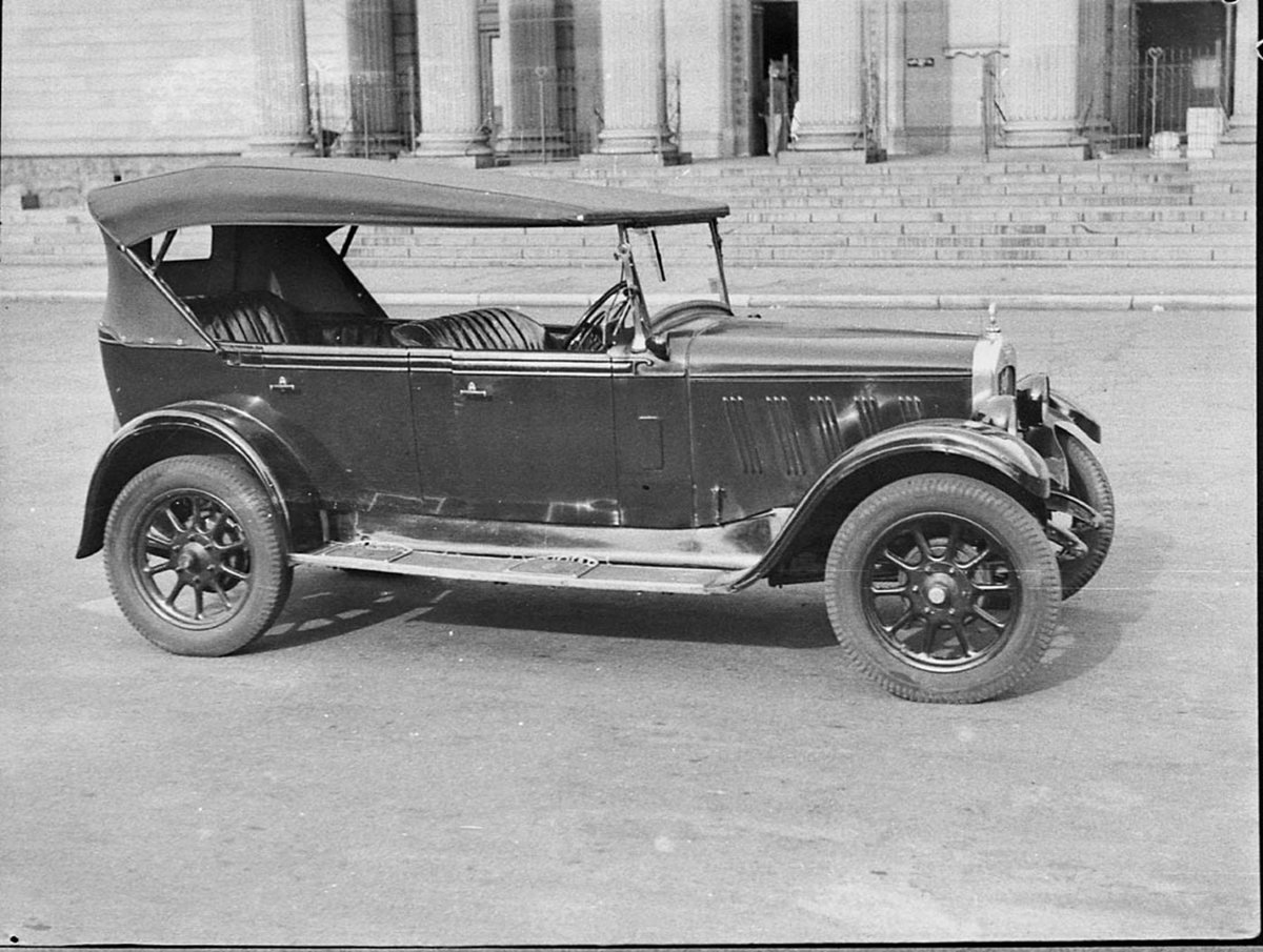 Liberty and Crouch Motors Austin car taken for Telegraph classified ads (1937)