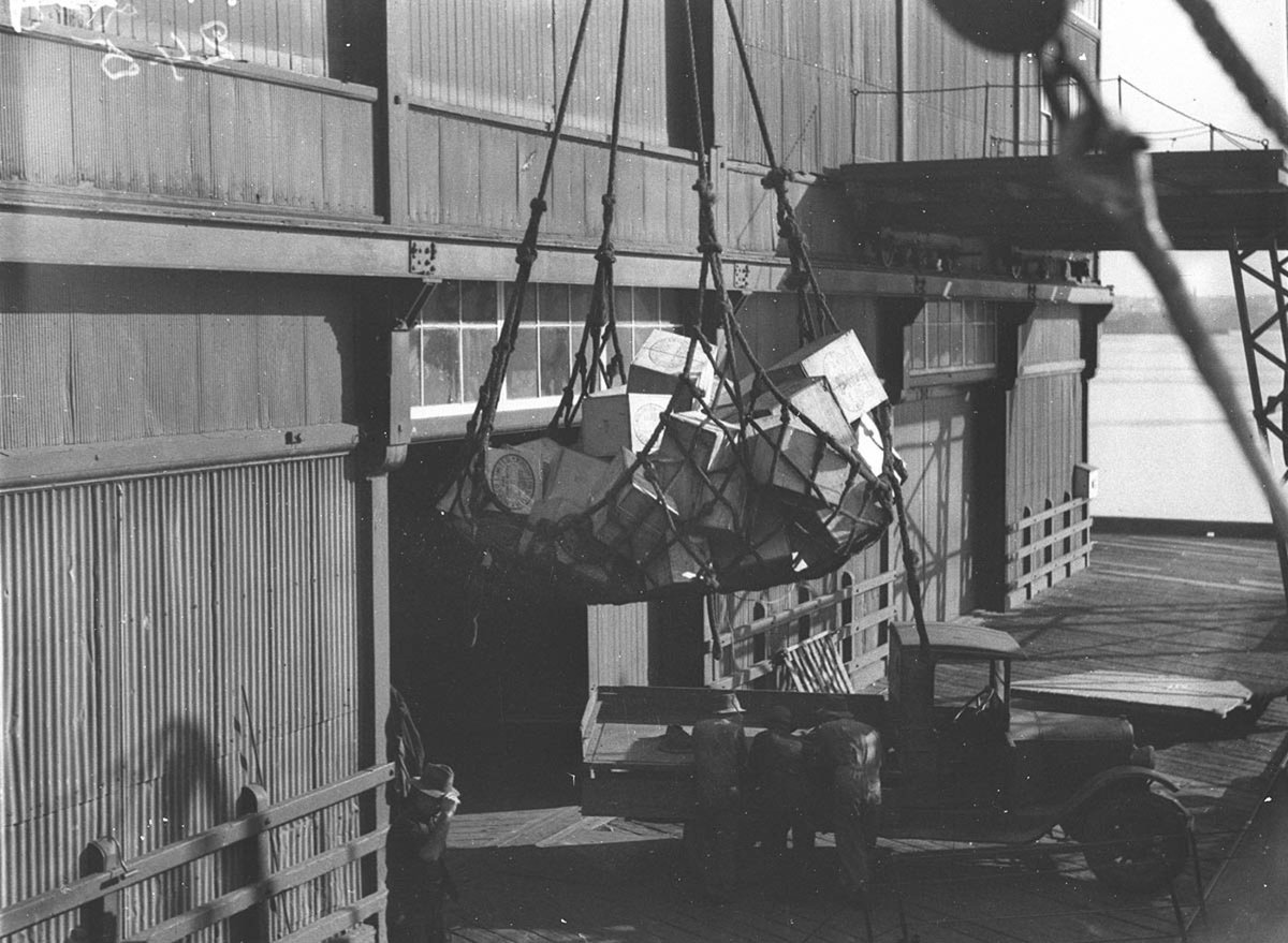 Loading a ship (1934)