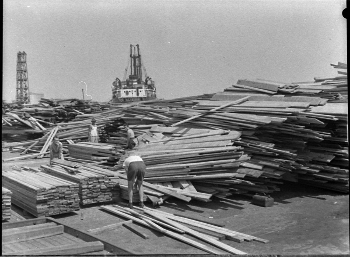 Loading timber (1957)