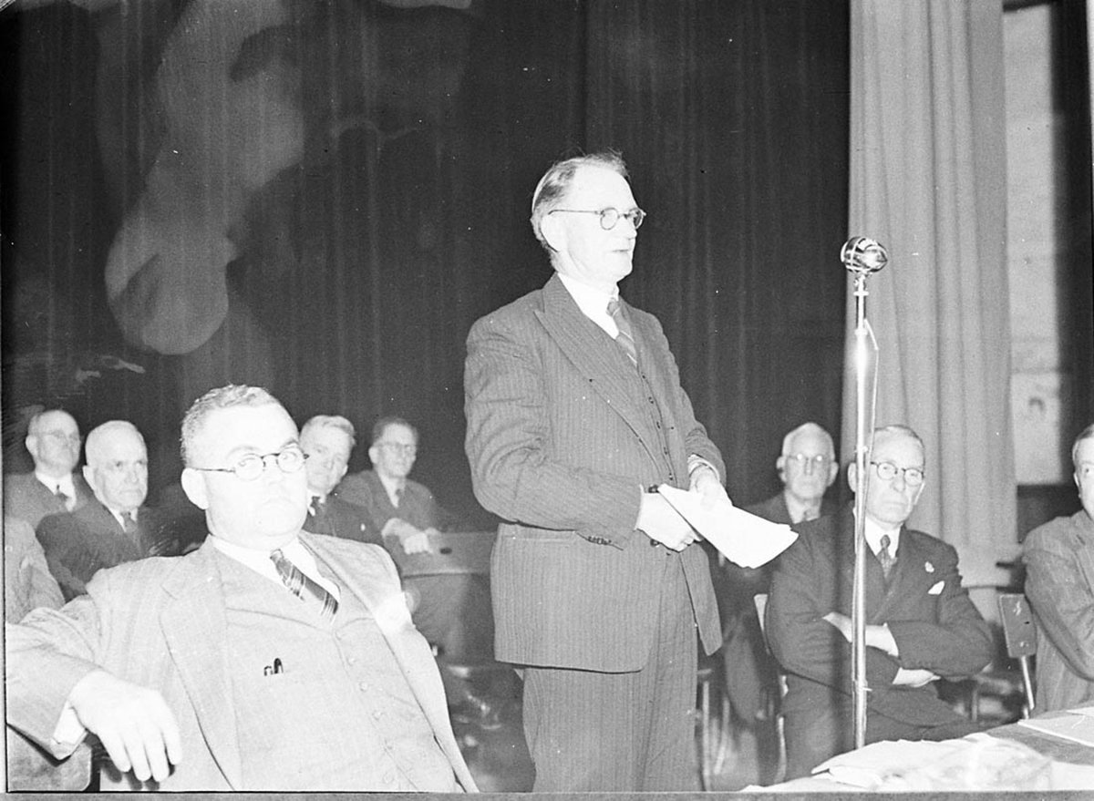 Local government councils protest meeting at Mosman Town Hall, Sydney city centre (1946)