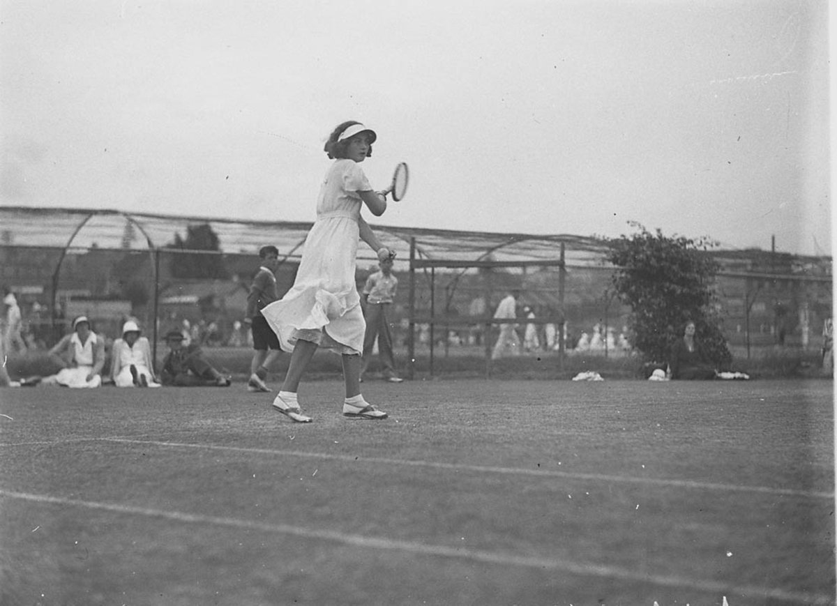 Long dresses during Country Week tennis (c. 1926)
