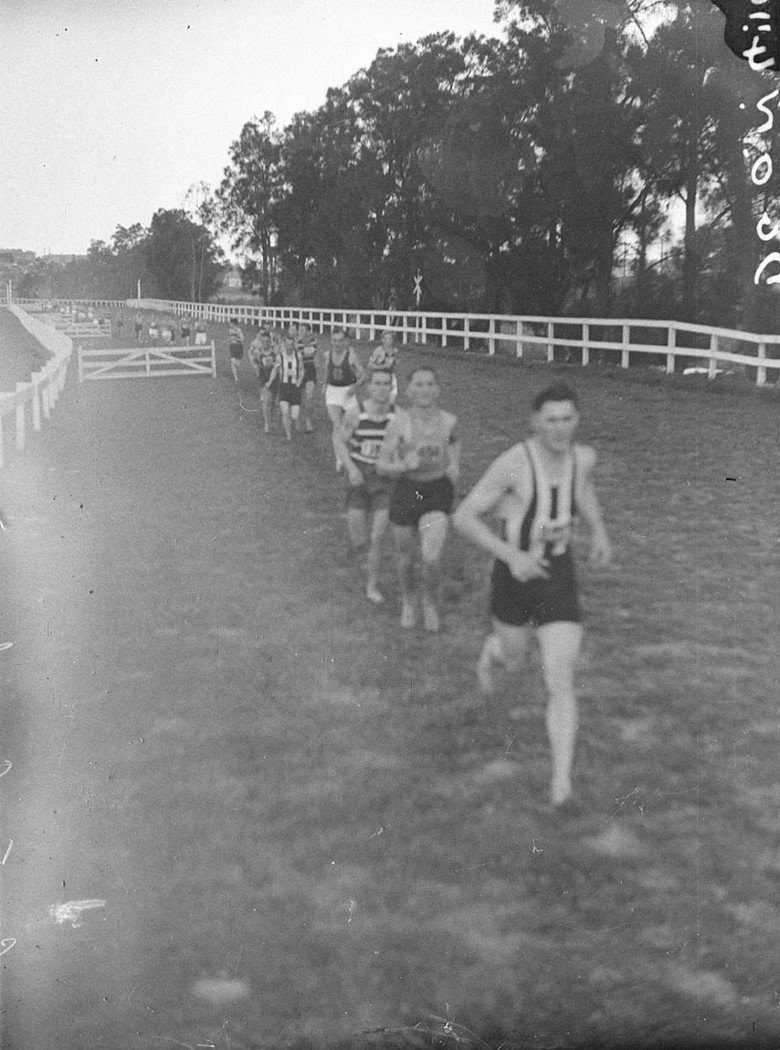 Long line of runners at Canterbury (1934)