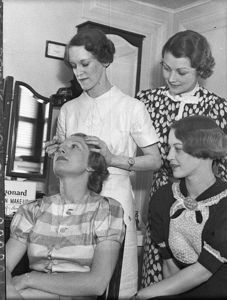 Mannequins onboard Strathaird taken for Grace Bros (1936)