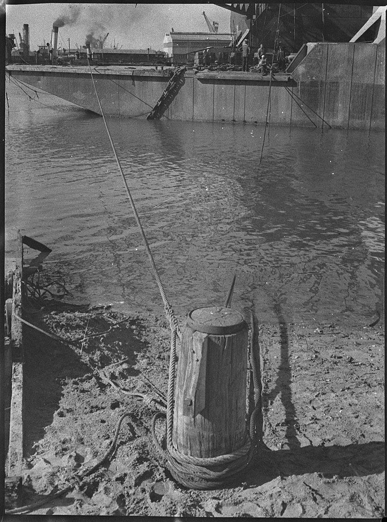 Manoeuvring dock back (1954)