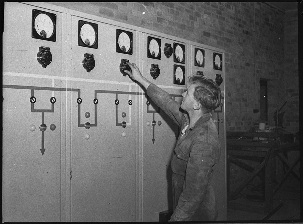 Messrs F Pearce and R Adams working on isolators at Nesca Substation Mayfield West (1953)