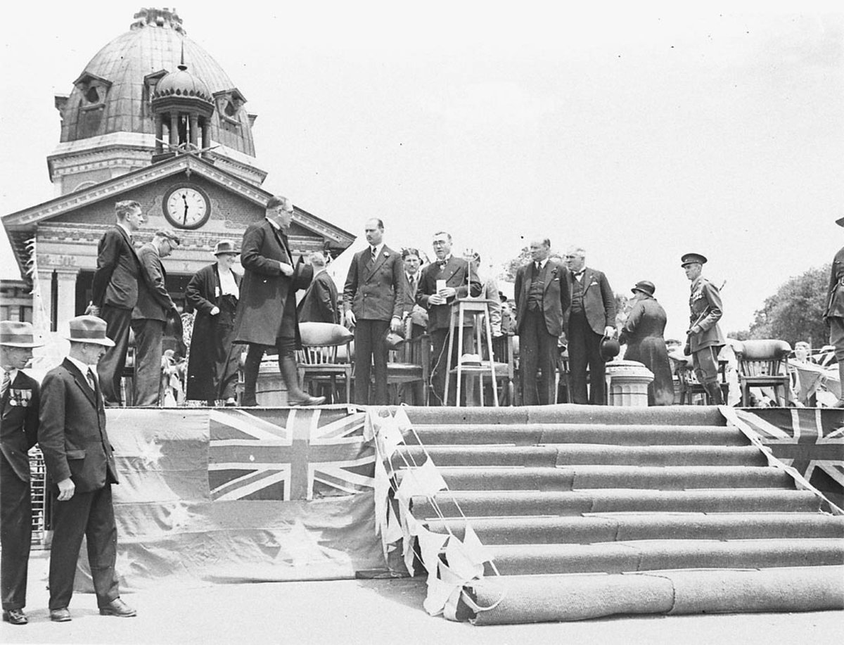 Met by member of the clergy on steps of the Court House Bathurst, by Sam Hood (1934)