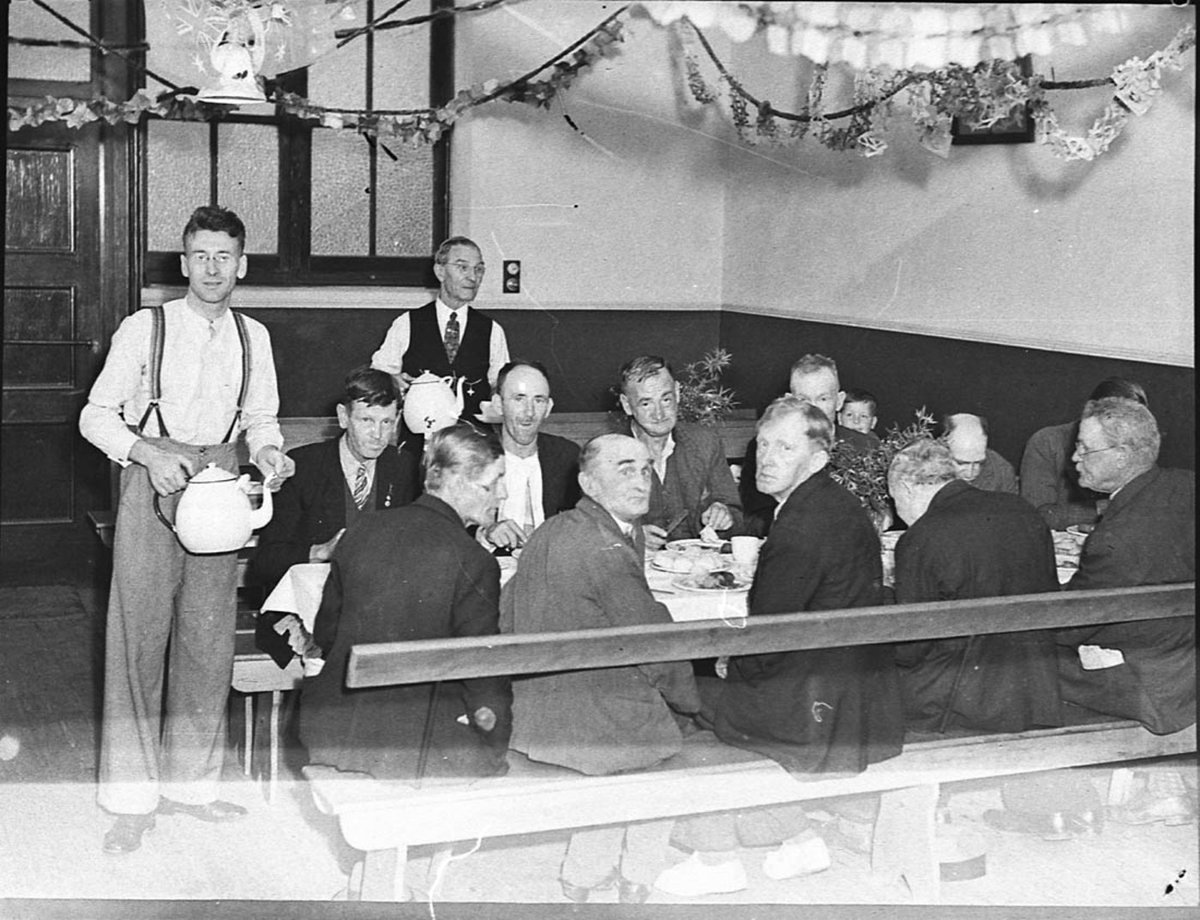 Methodist Mission Christmas breakfast at Francis Street (1938)