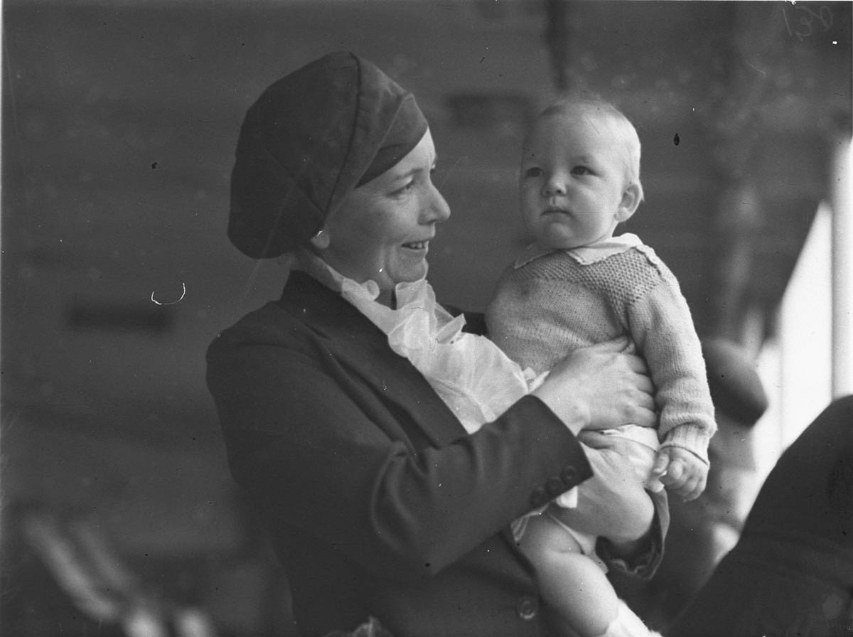 Michael McGahey grandson of the Mark Foys and born in Penang arrives in Sydney, Sydney city centre (1934)