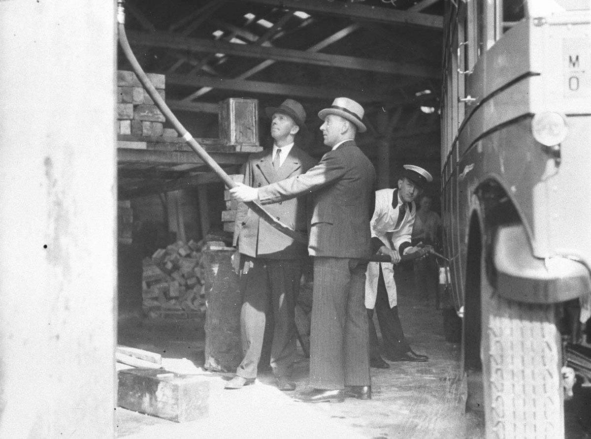 Minister for Transport sees refuelling of doubledecker bus (1920s)