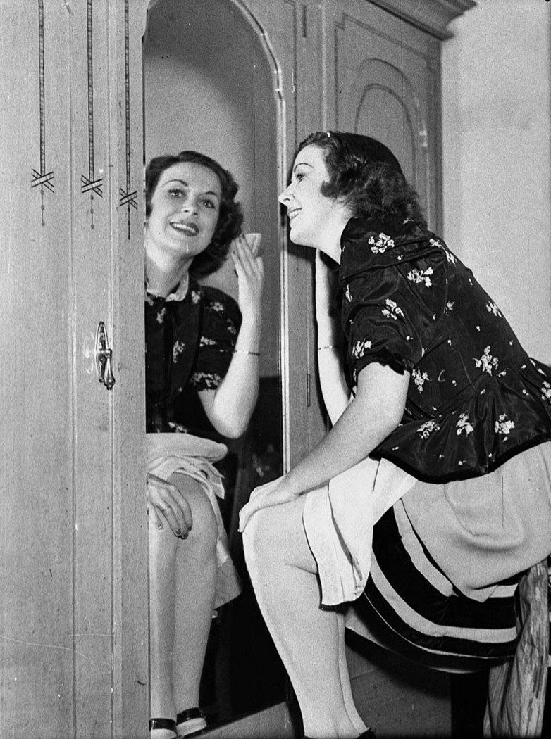 Miss Gordon backstage in dressing room (1938)