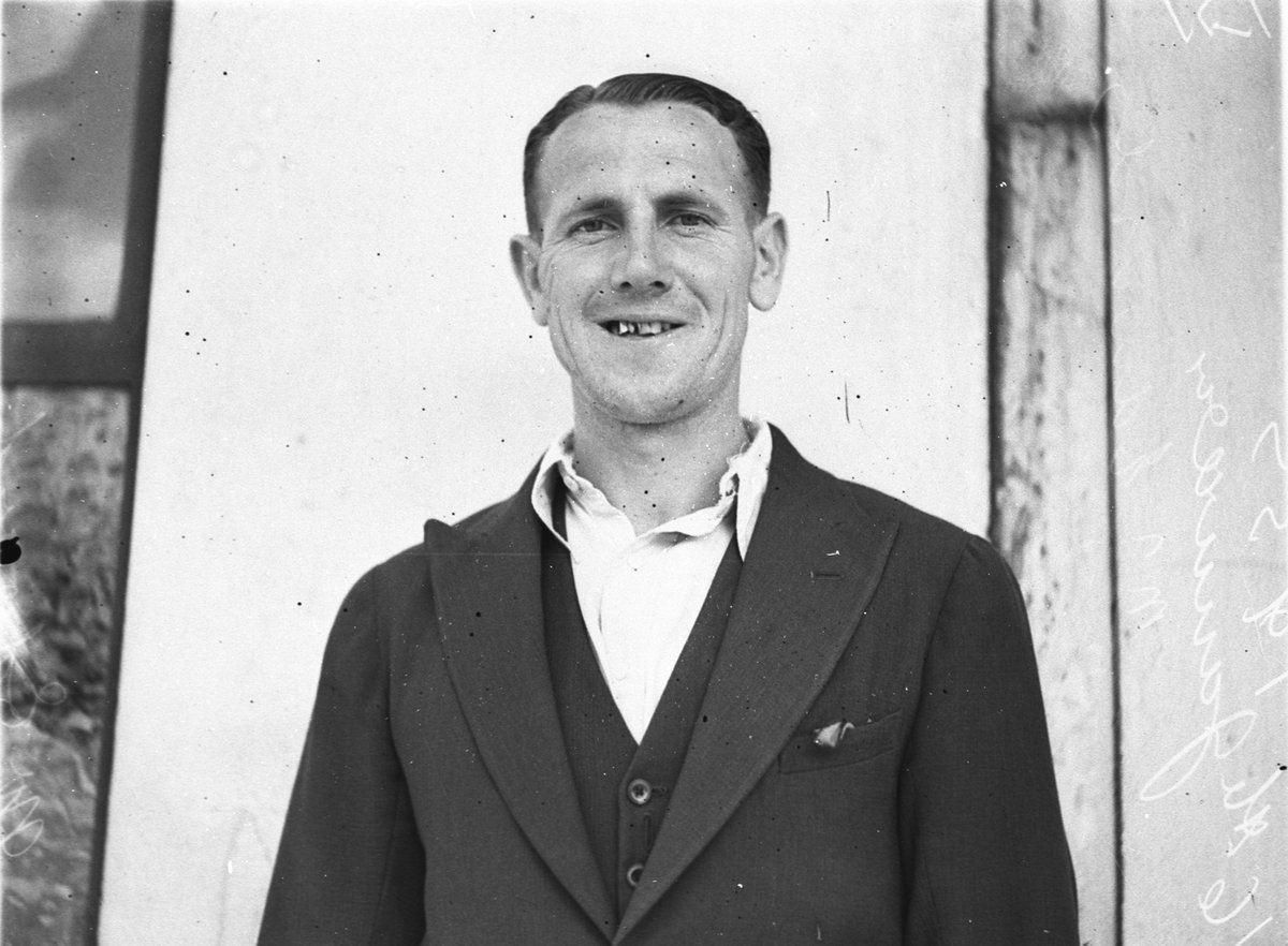 Mr Edwards winner of 4th prize in the State Lottery at home in Waverley (1935)