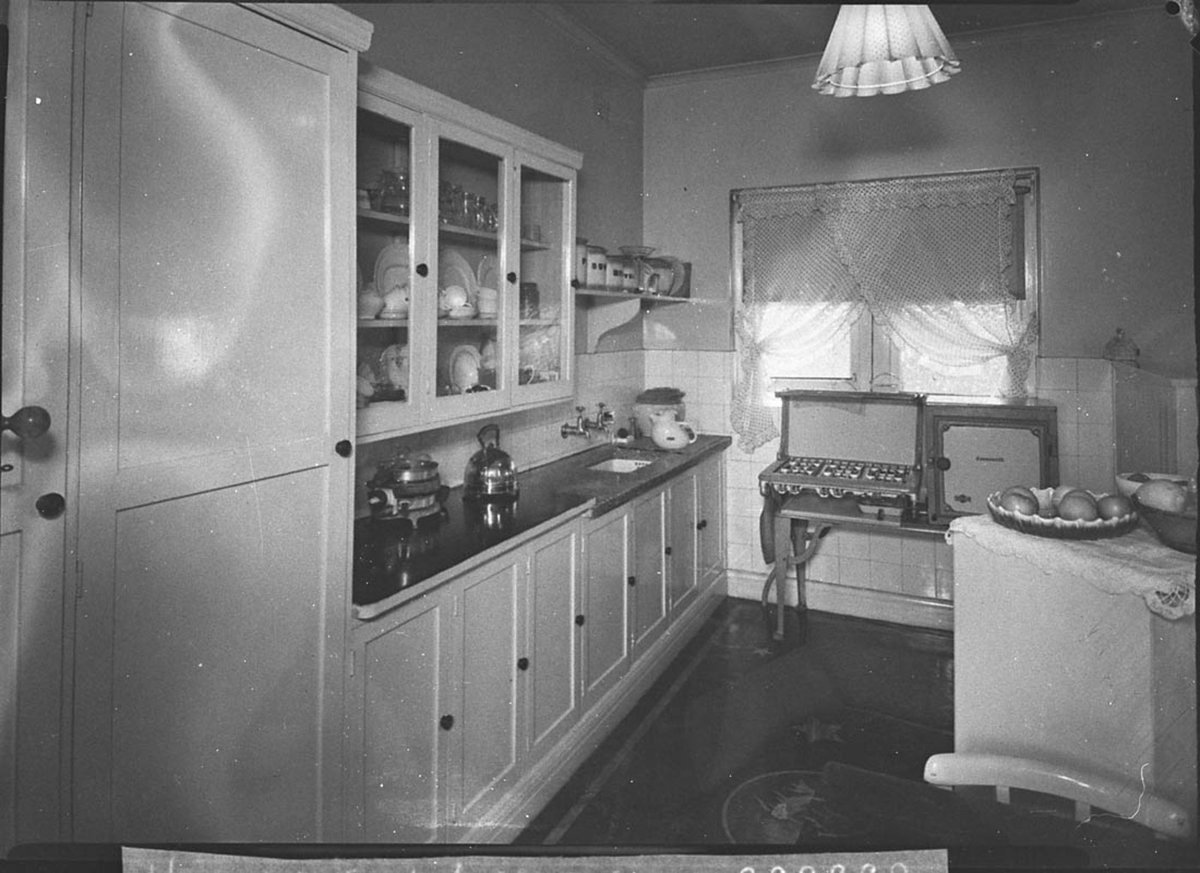 Mrs Harleys flat no 5 Chesterton, Double Bay (1947)