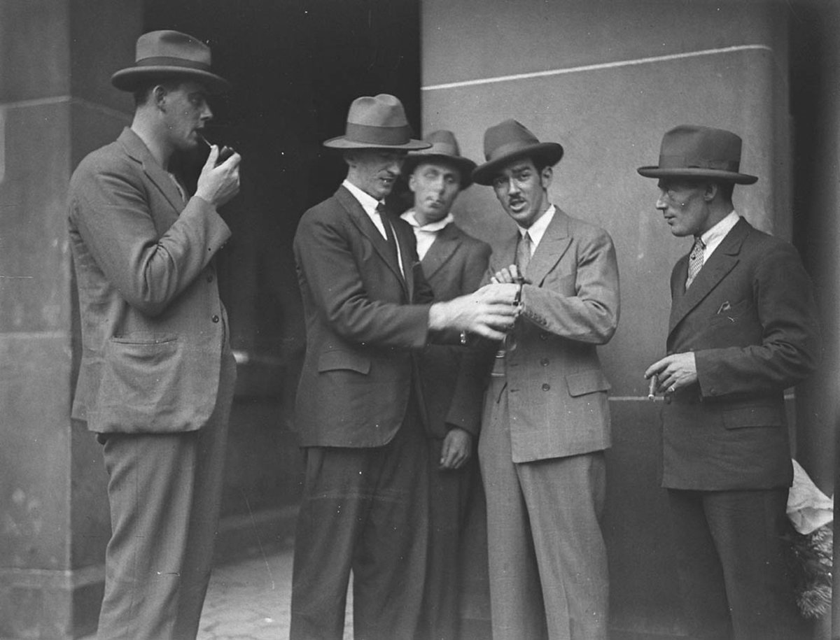 Murray the Escapologist second from right has handcuffs fitted by detectives (1928)