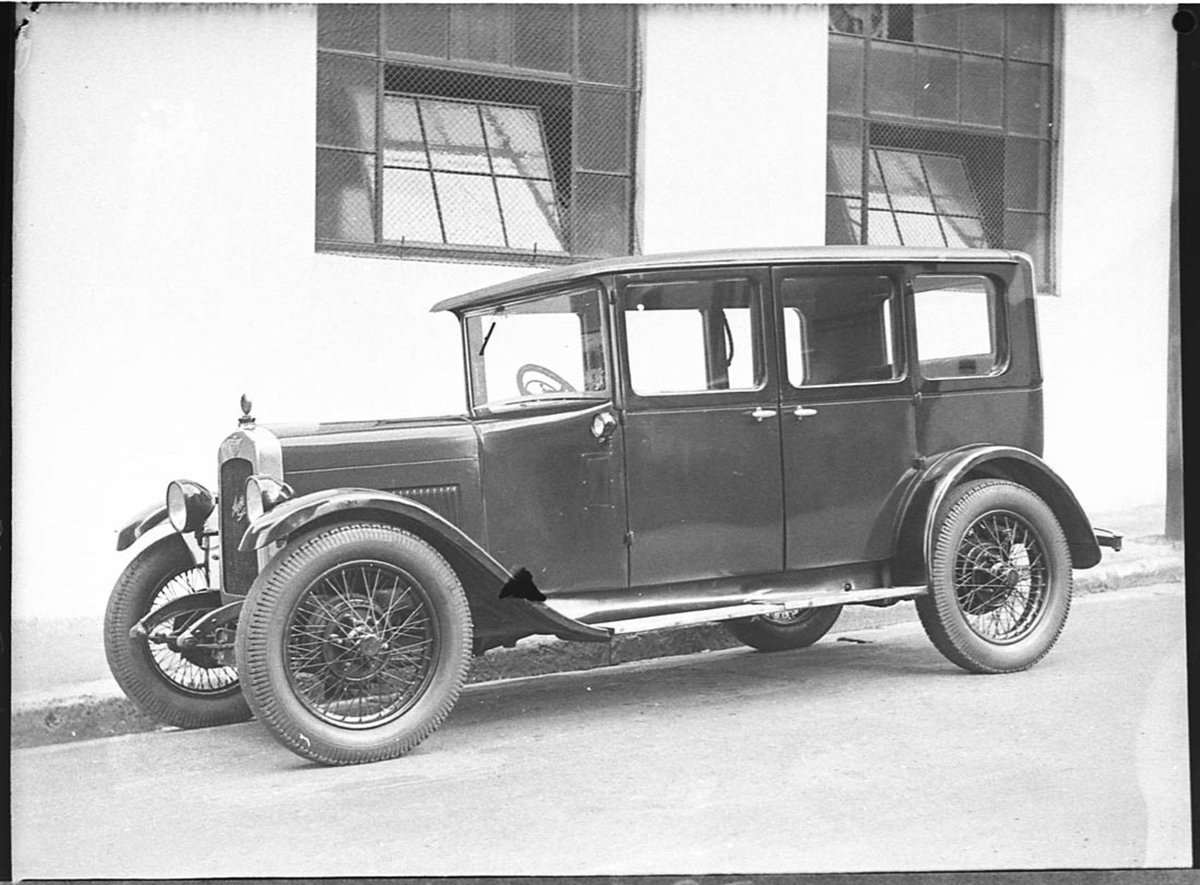 Oliver Gilbert Austin car taken for Telegraph classified ads (1937)