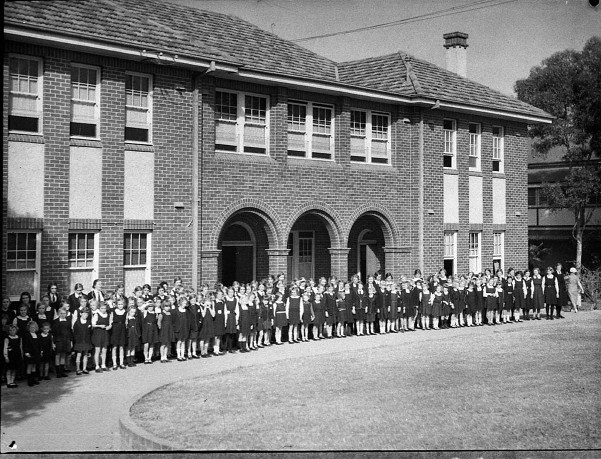 Orphanage outing to Gracie Fields picture taken for British Empire Films (1937)
