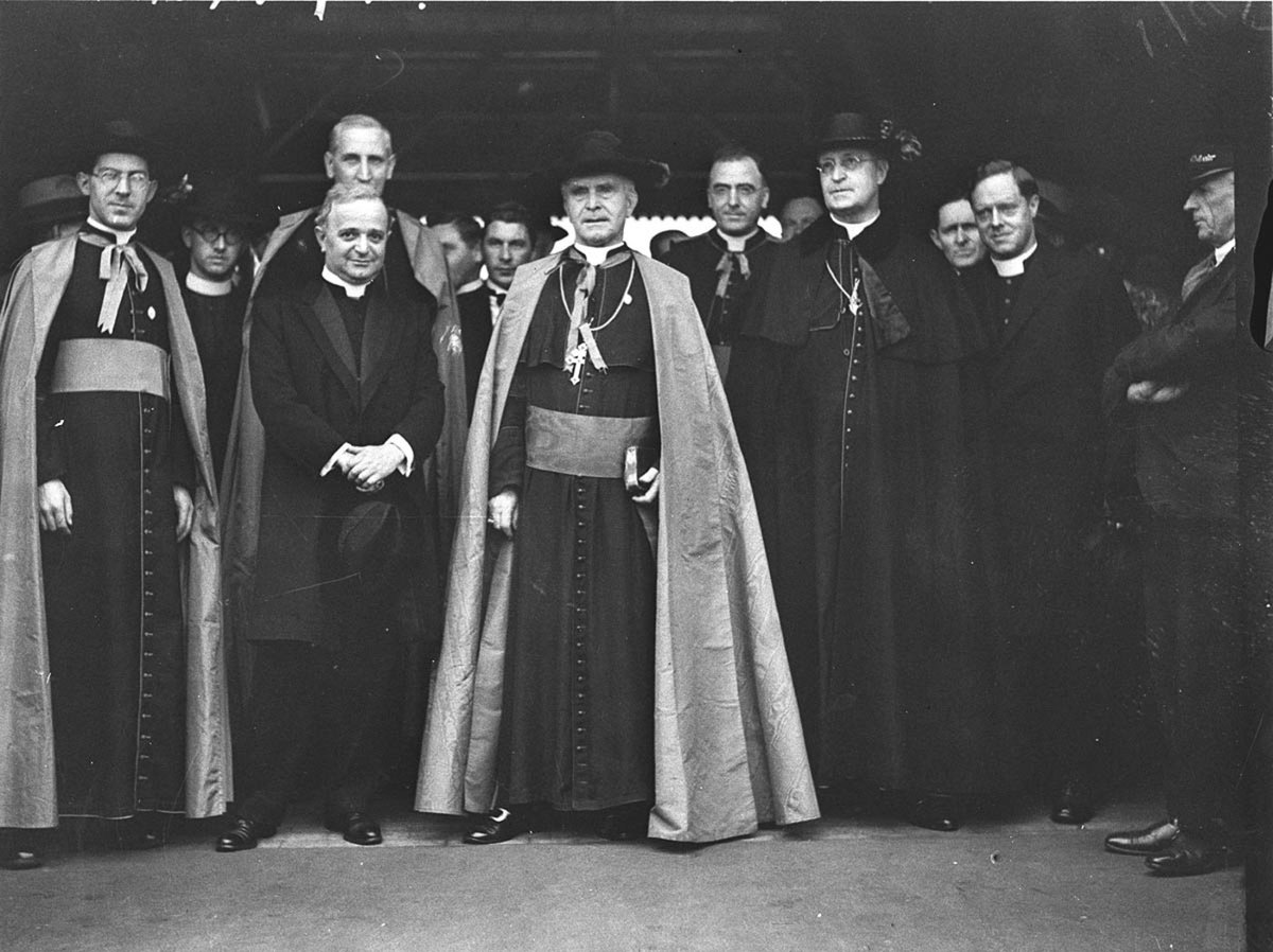 Papal Nuncio and Apostolic Legate arrive Central Station, Haymarket (1934)