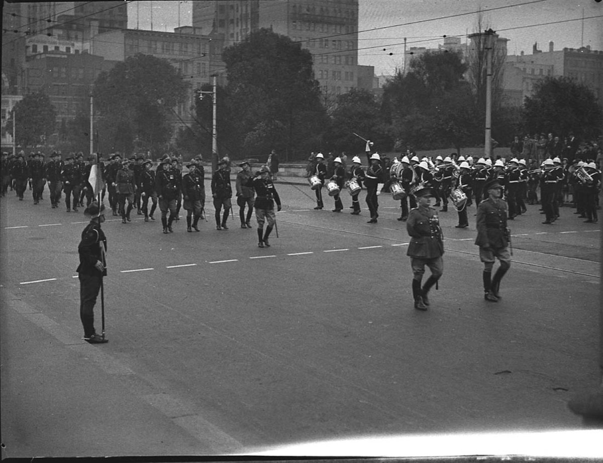 Parade to Cenotaph, Sydney city centre (1938)