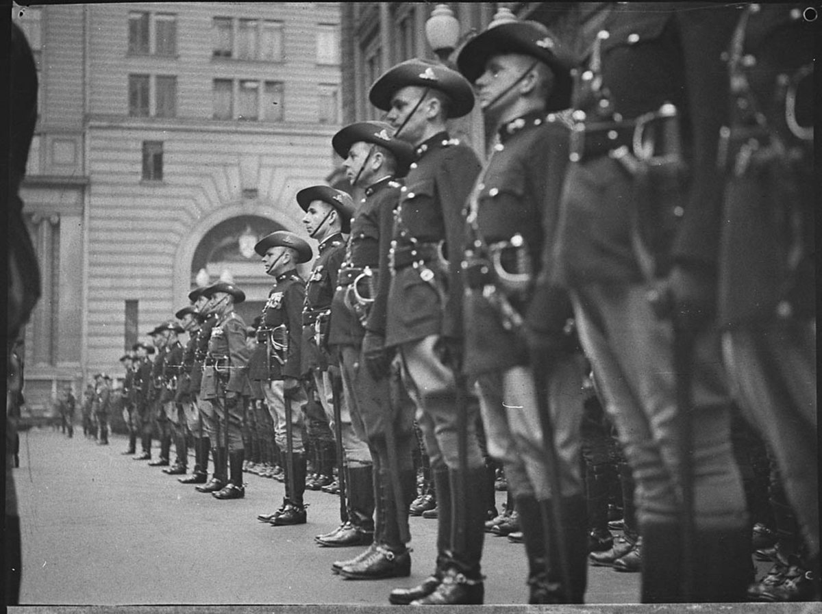 Parade to Cenotaph, Sydney city centre (1938)