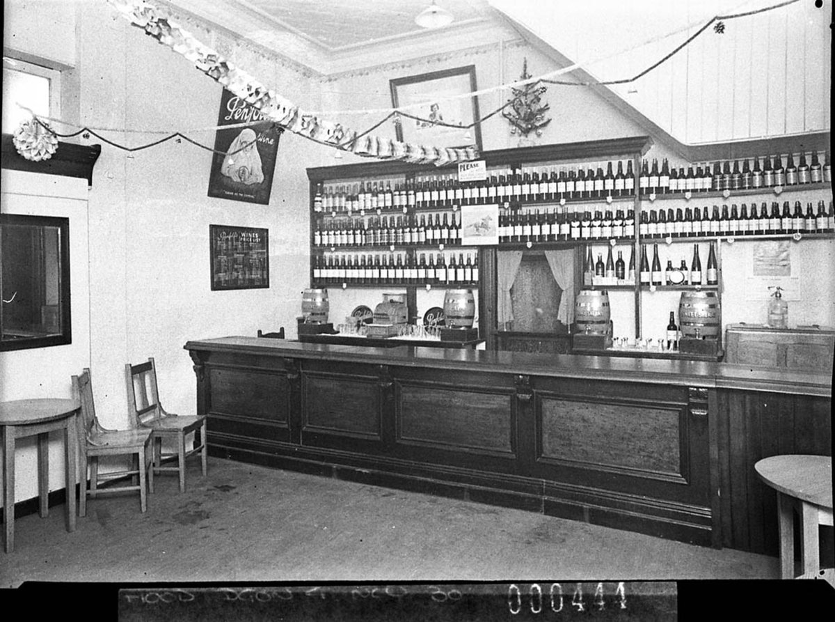 Penfolds Wines display in a wine saloon (1939)