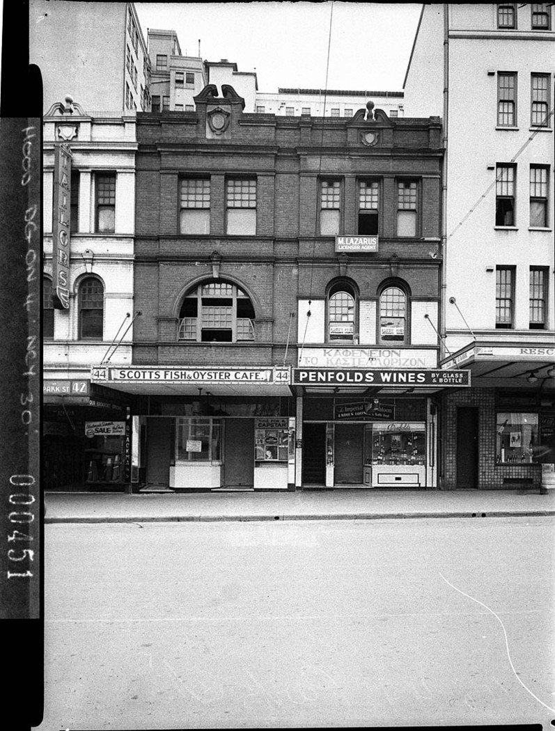 Penfolds Wines display in shop windows next to Scotts Fish Oyster Cafe, Sydney city centre (1939)