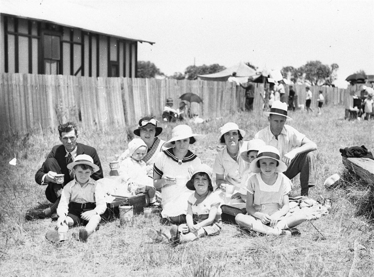 Picnic spectators (1920–30)