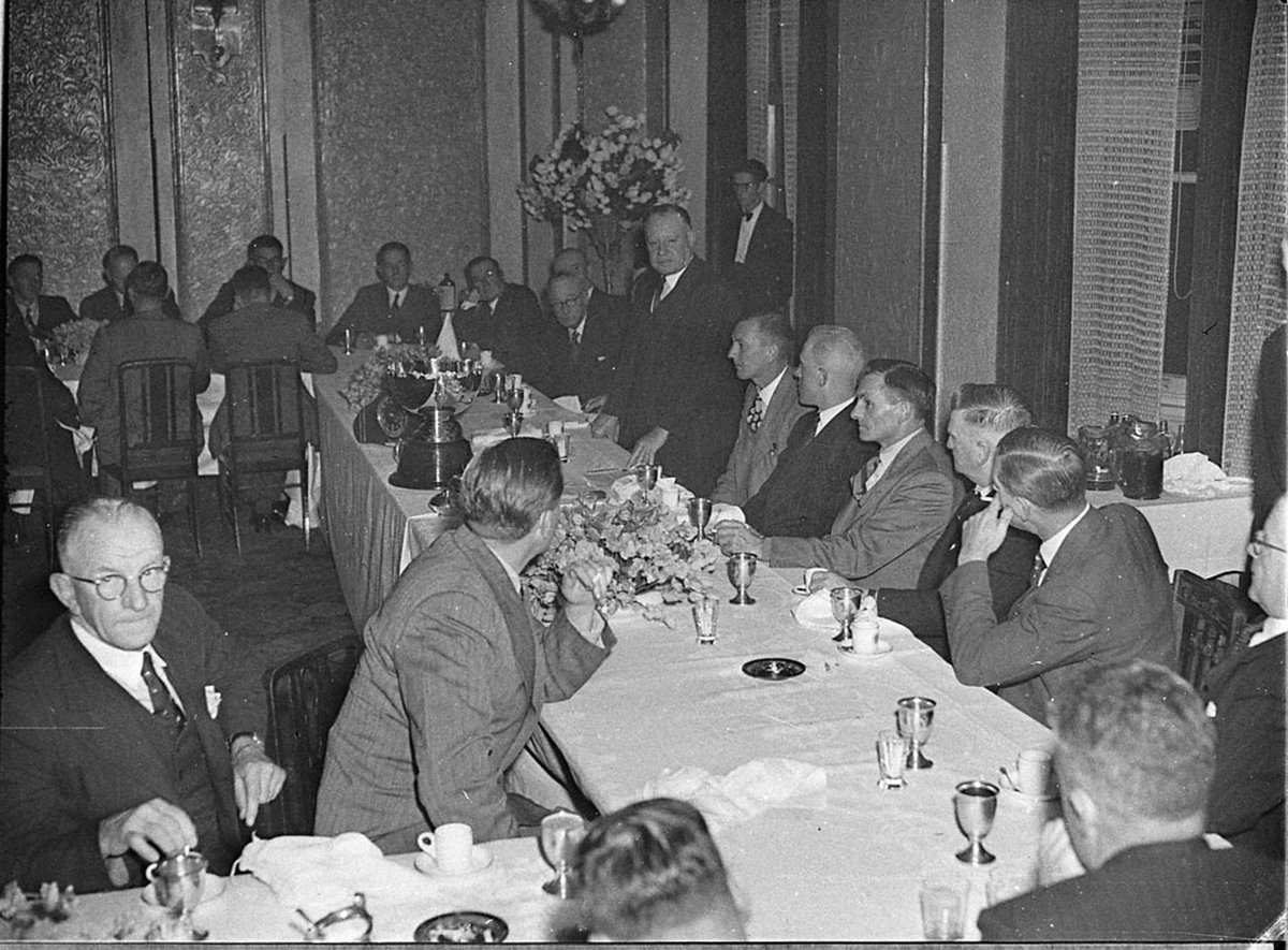 Presentation of champion ewes cups Carlton, Sydney (1949)