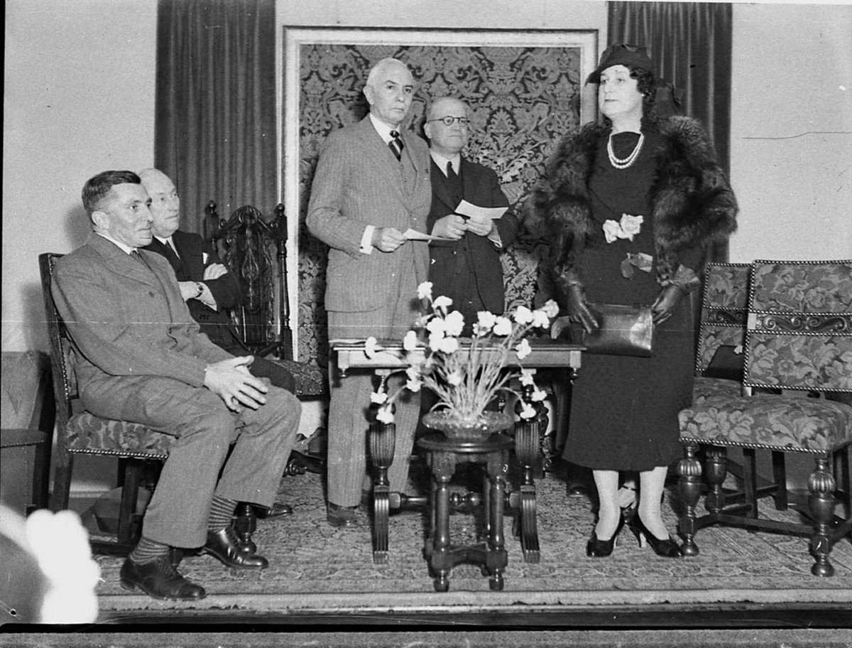Presentation of cheque taken for Grace Bros (1936)