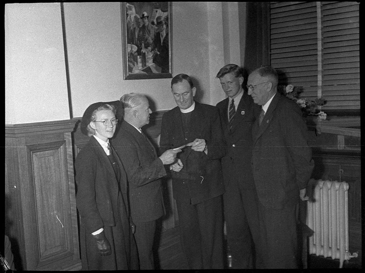 Presentation of cheques by the schools (1948)