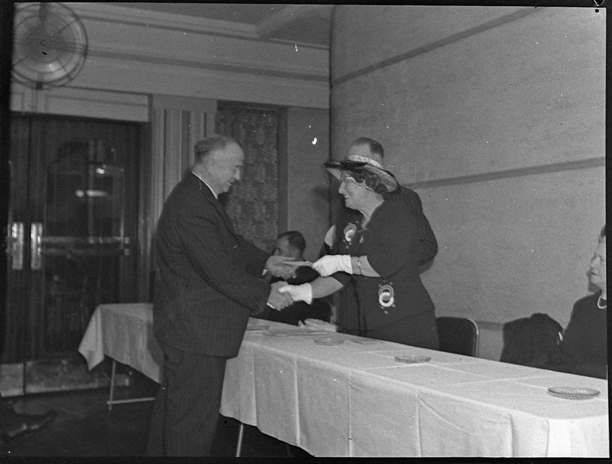 Presentation of cheques to hospitals, Sydney (1947)
