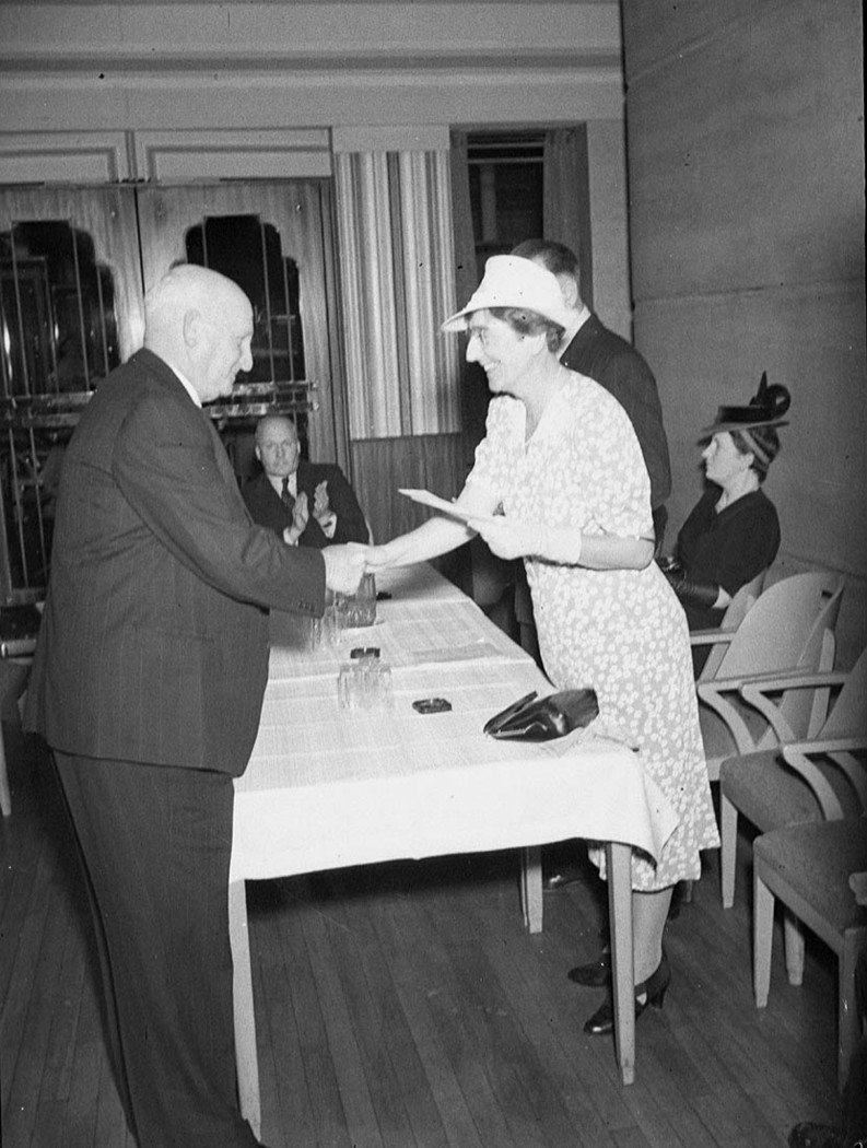 Presentation of hospital cheques, Sydney (1941)