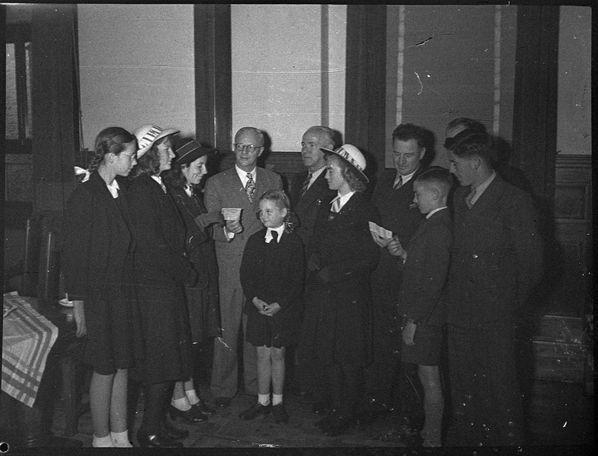 Presentation of school cheques (1947)