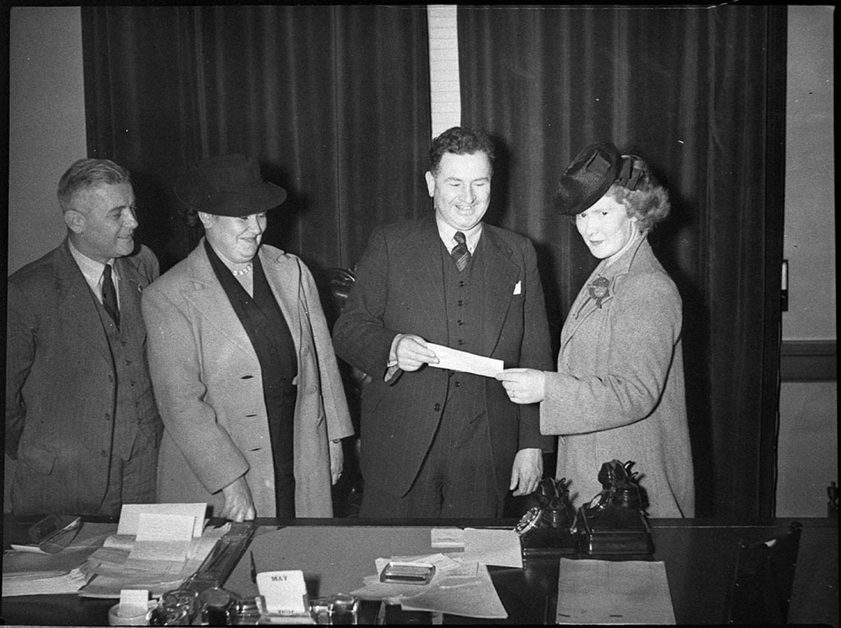 Presentation of Wollongong cheque to Australian Comforts Fund (1944)
