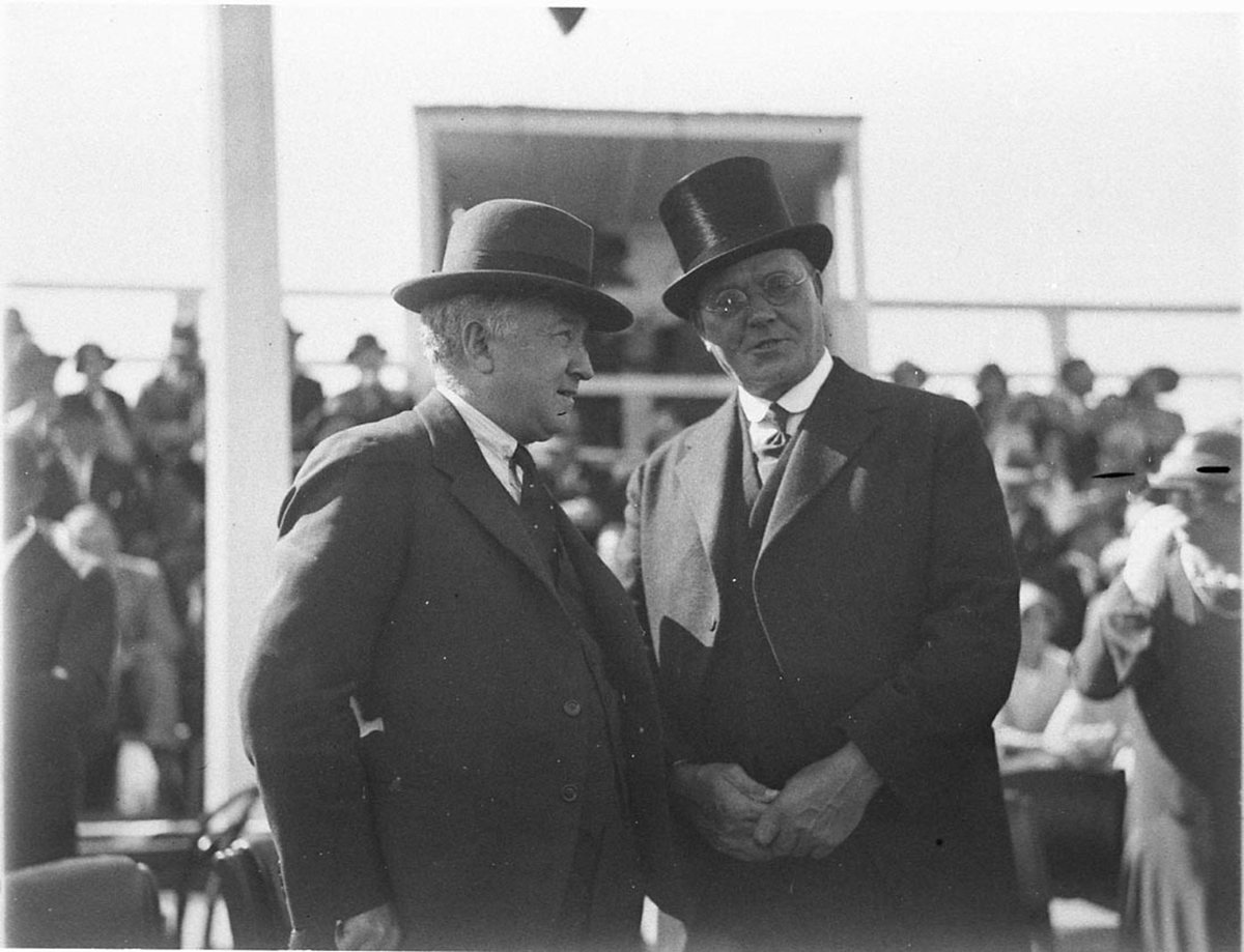 Prime Minister Joe Lyons talks with engineer Lawrence Ennis (1932)
