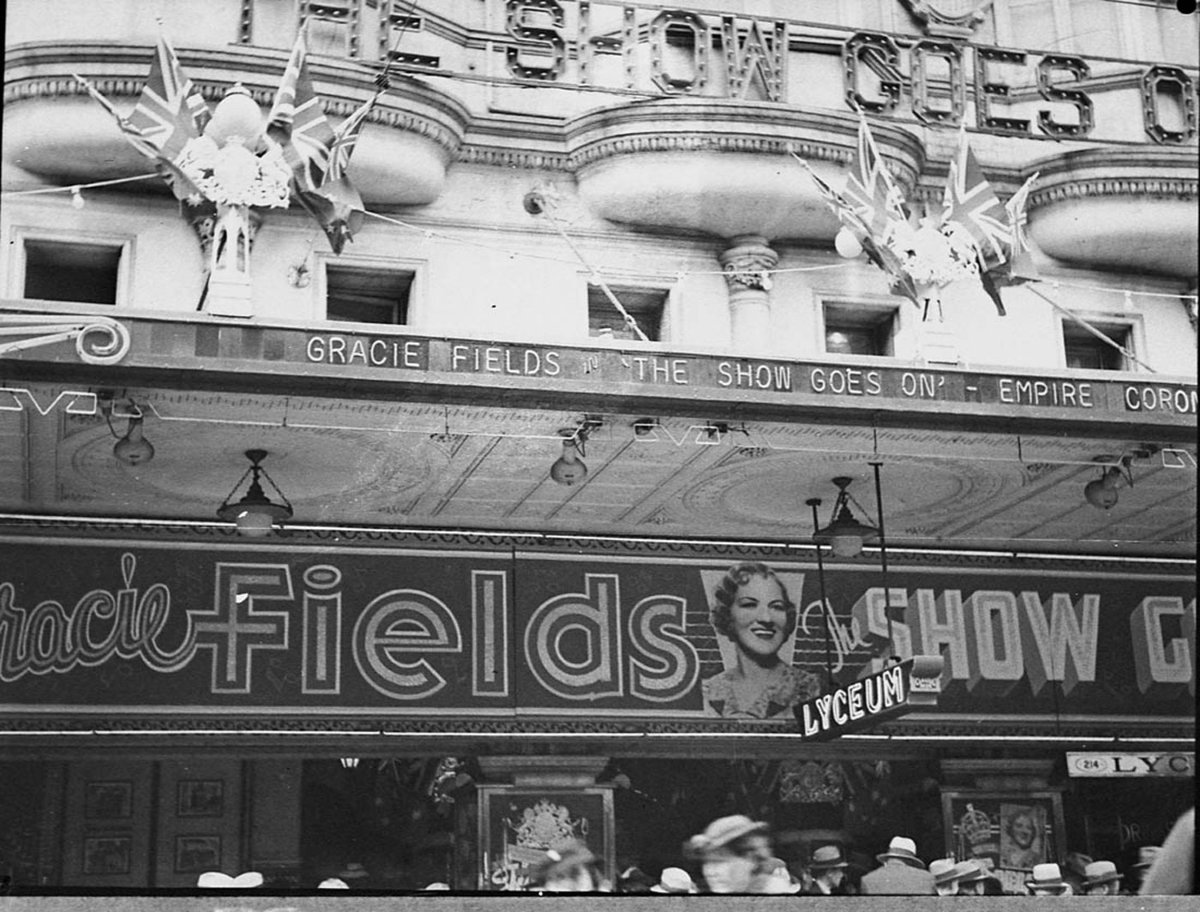 Queue at Lyceum Theatre Gracie Fields taken for British Empire Films, Sydney (1937)