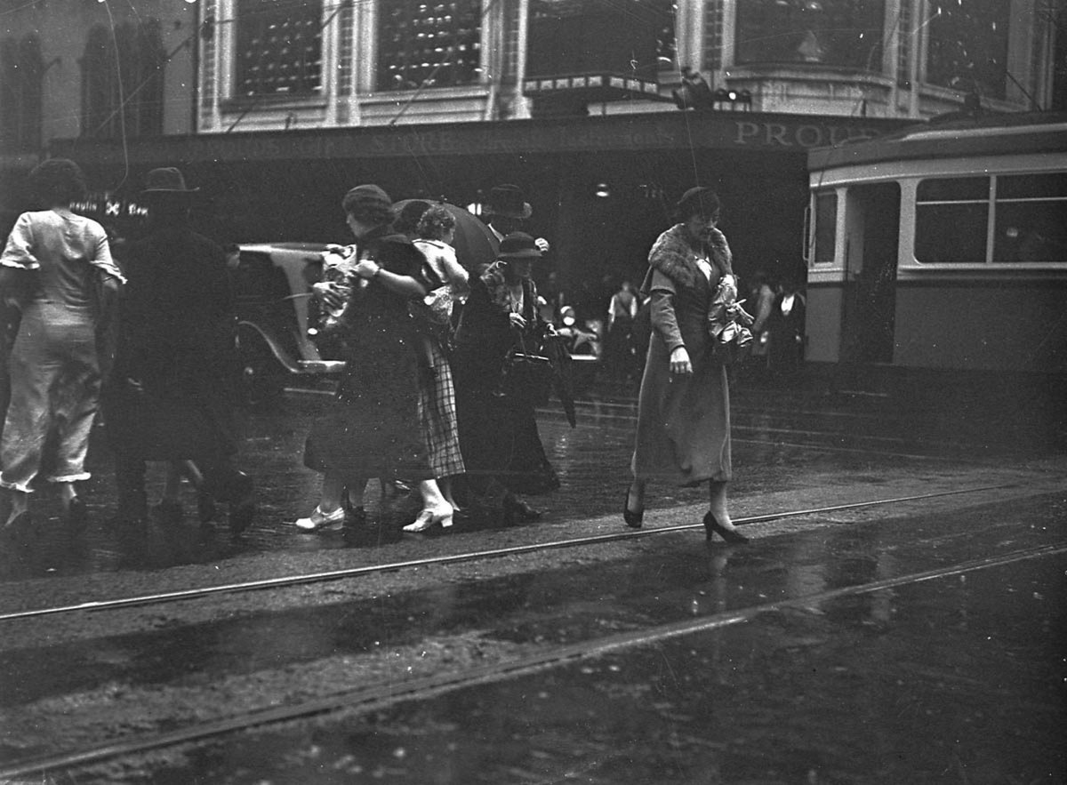 Rain corner King Pitt Streets, Sydney city centre (1935)