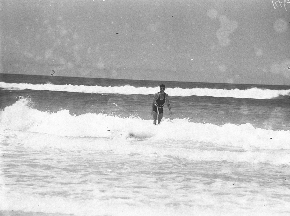 Ronnie Anderson surfboard riding Bondi Beach (1935)