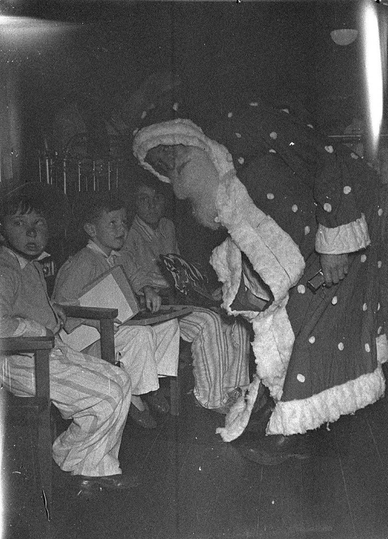 Royal Prince Alfred Hospital Christmas tree and party Matron Dunn, Camperdown (1940)