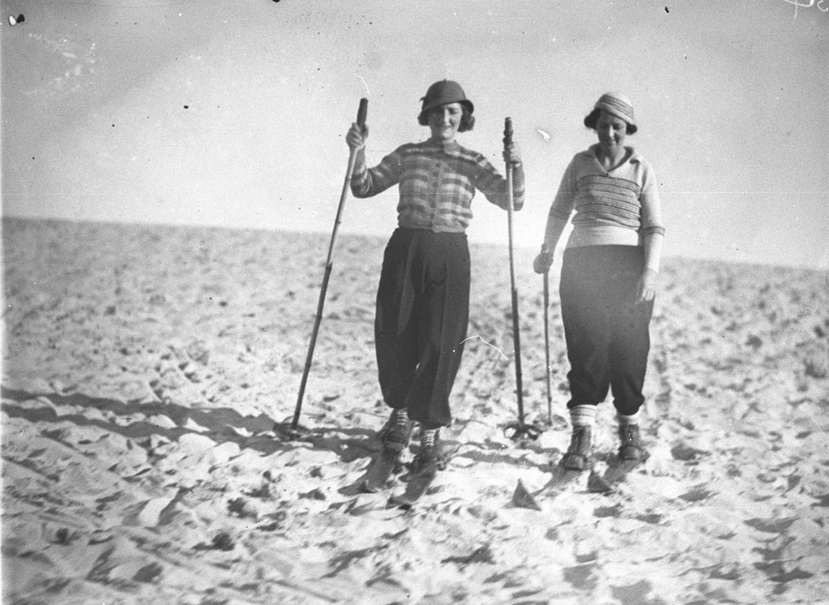 Sand skiing (1934)