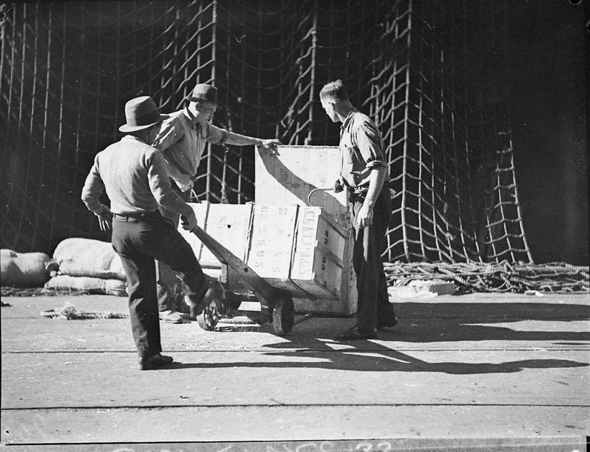 Scene on the wharves (1935)