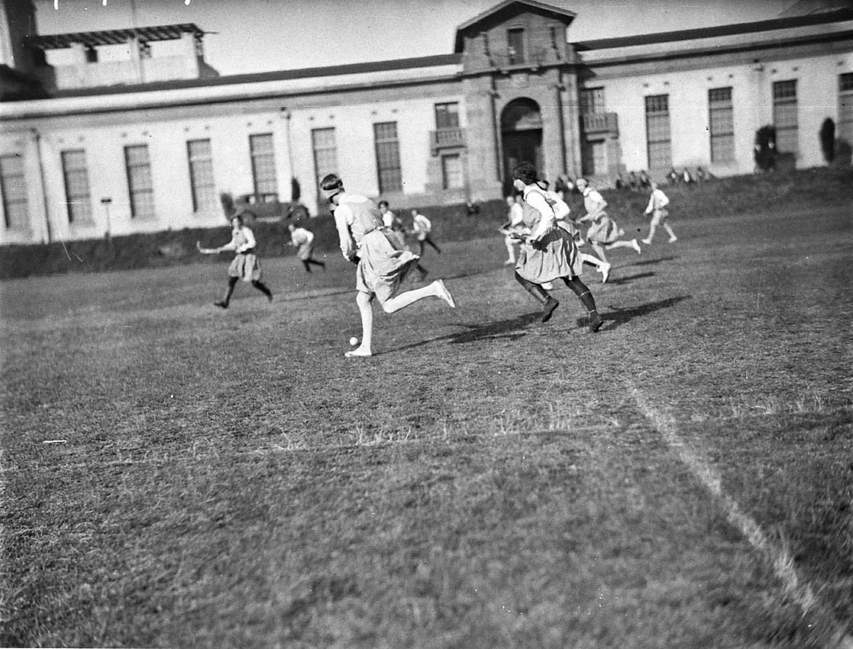 Schoolgirl hockey Sydney University, Camperdown (1929)