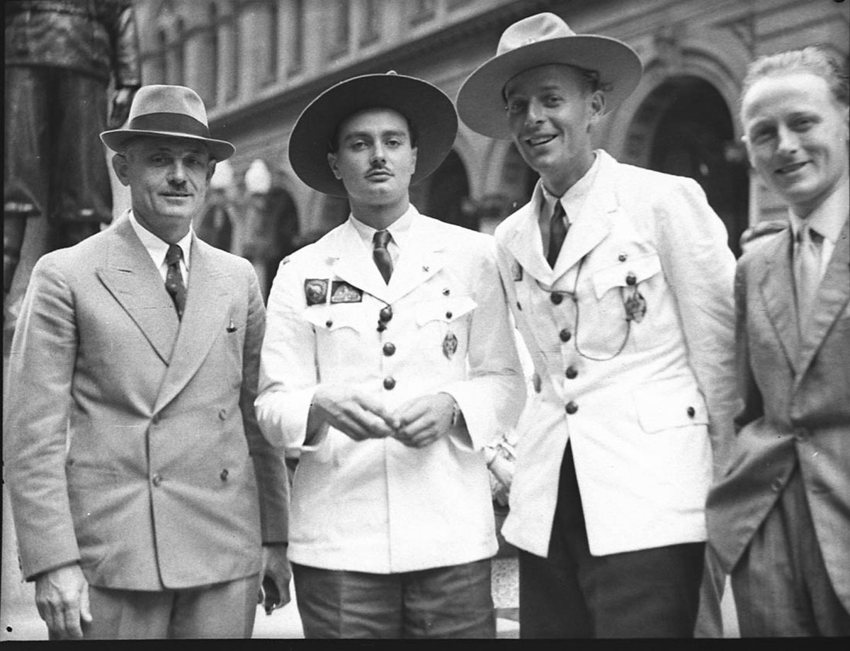 Scouts overseas placing wreath on Cenotaph, Sydney city centre (1938)