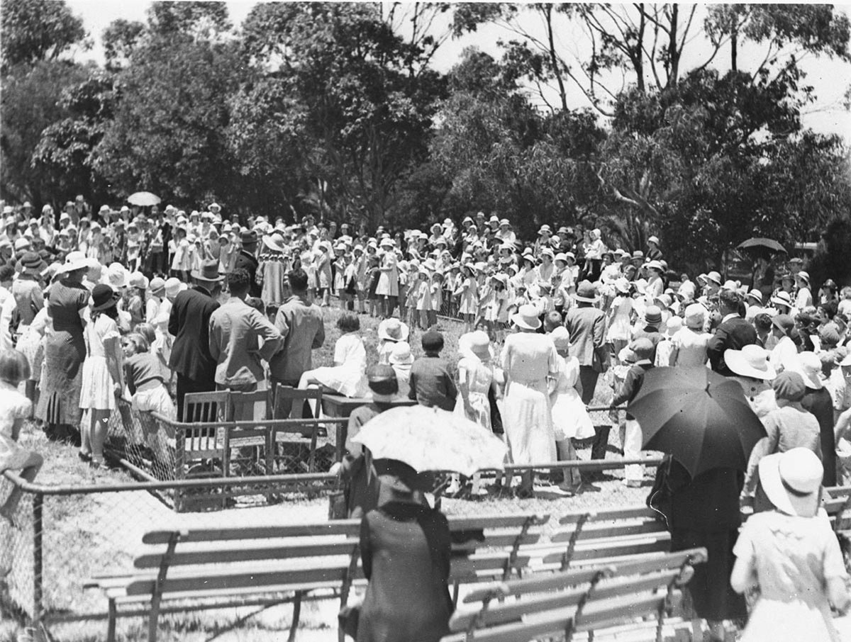 Show for children at Taronga Park Zoo, Mosman (1934)