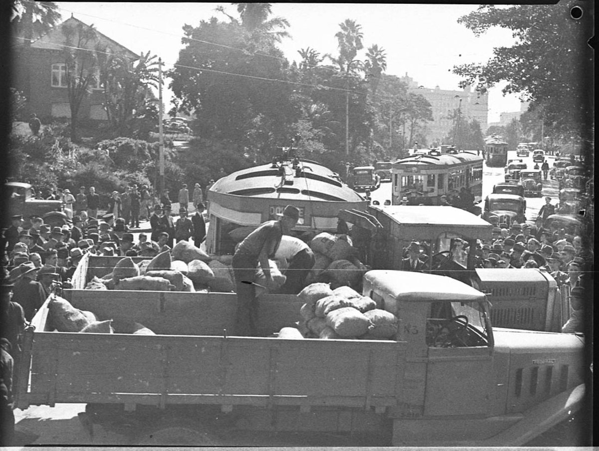 Smash between tram and lorry (1937)