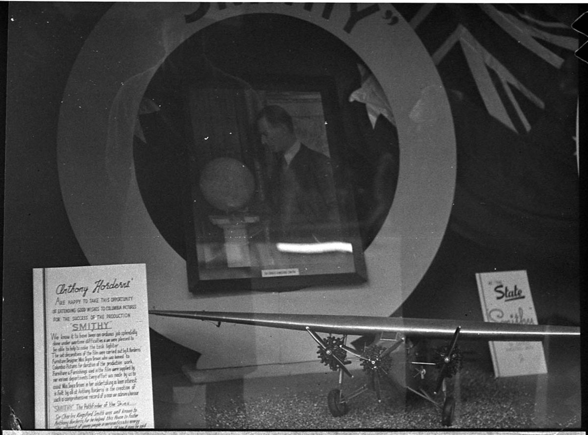Smithy advertised in Horderns windows, Sydney city centre (1946)