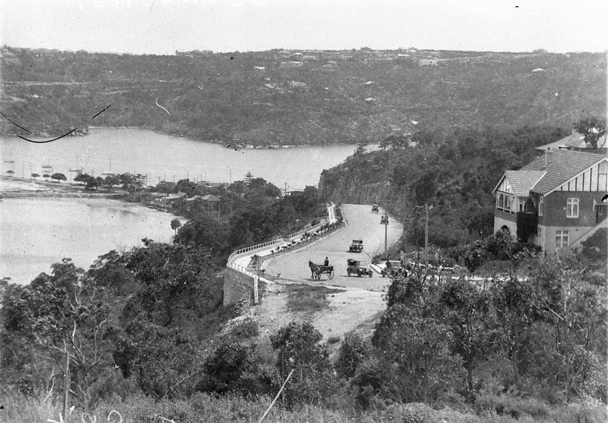 Spit Road leading down from Mosman to the Spit with five cars and a horse and cart (c. 1925)