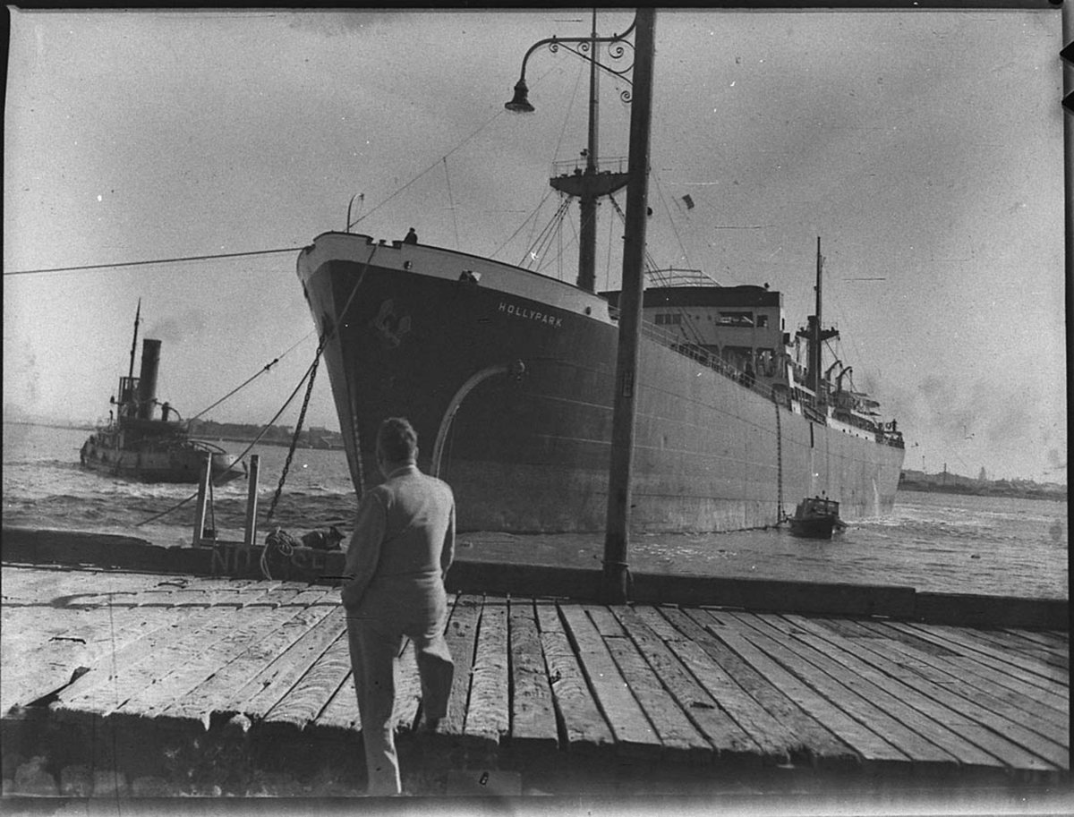 SS Hollypark aground (1950)