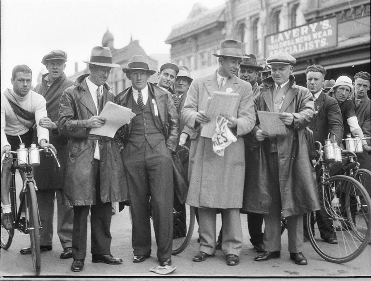Start of the Dunlop Road race Goulburn to Sydney at Goulburn League officials (1932)