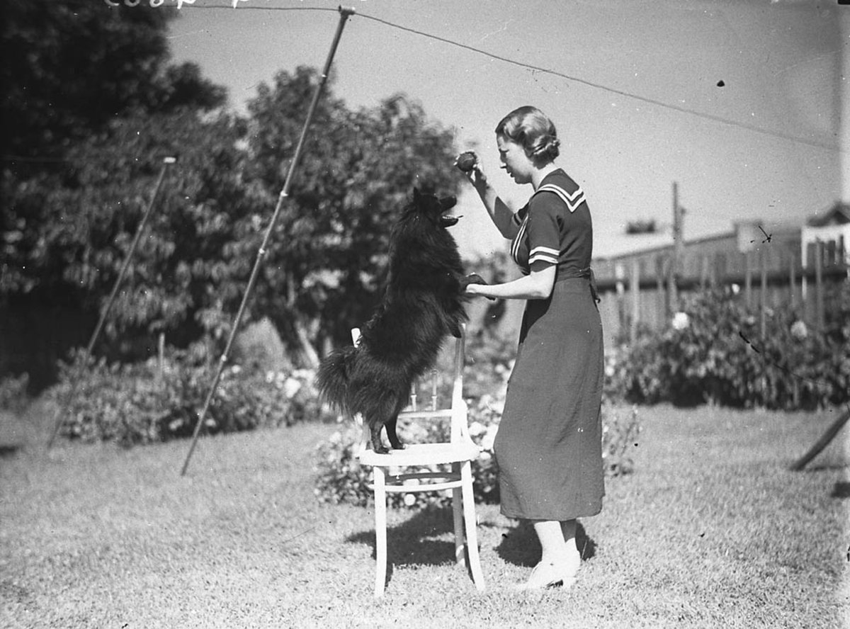 Study of a woman with her dog (c. 1935)