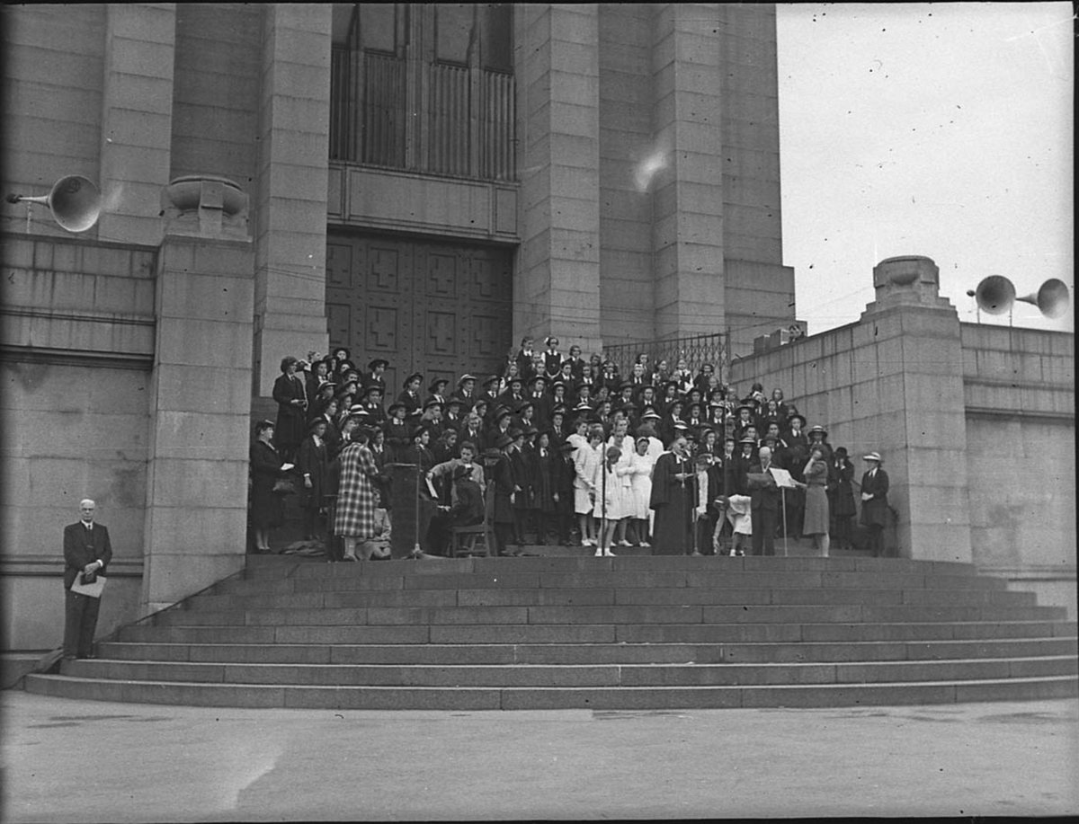 Sunrise service Pool of Remembrance Anzac Memorial Hyde Park Uncle Frank Grose 2GB, Sydney city centre (1947)